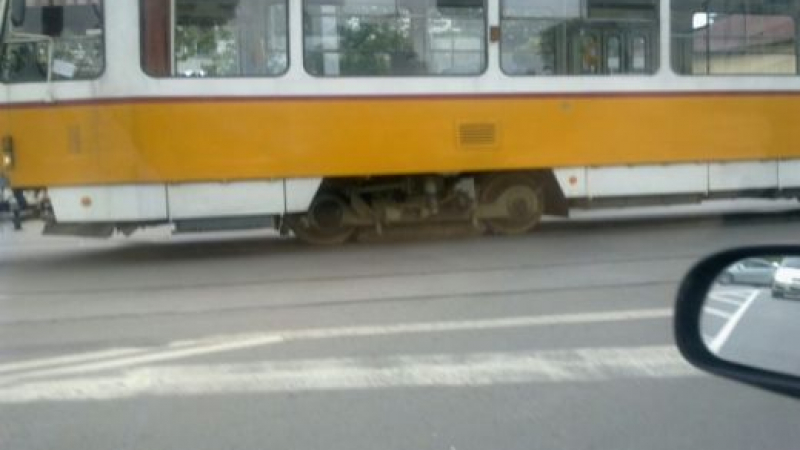 Голф се вряза в мантинелата на трамвая в Подуяне 