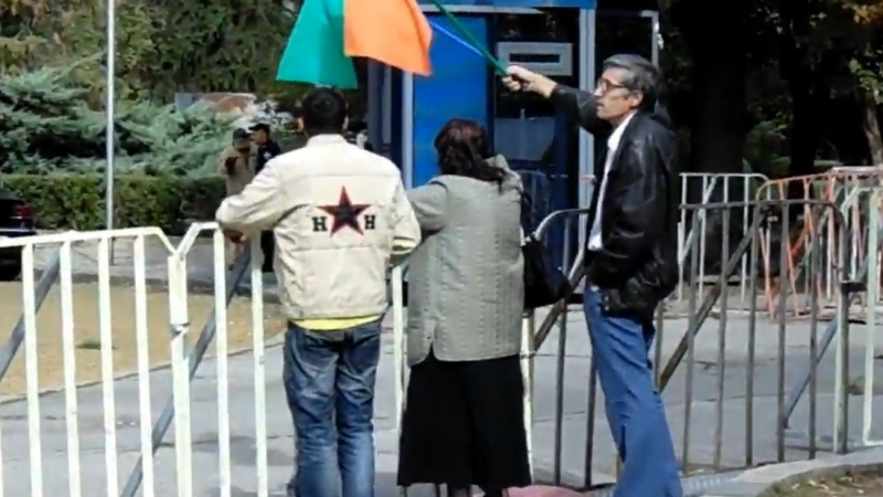 БЛИЦ TV: Самотен протестър вее флаг пред Народното събрание