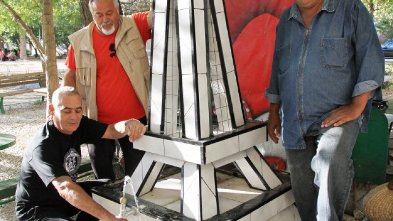 Айфелова кула изникна пред блока на самоубийците
