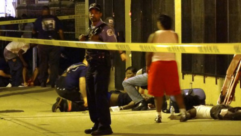 Стрелец рани 11 души в Чикаго