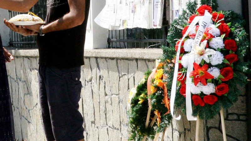 Стотици рокери и футболни фенове плакаха с роднините на загиналите момчета в Катуница