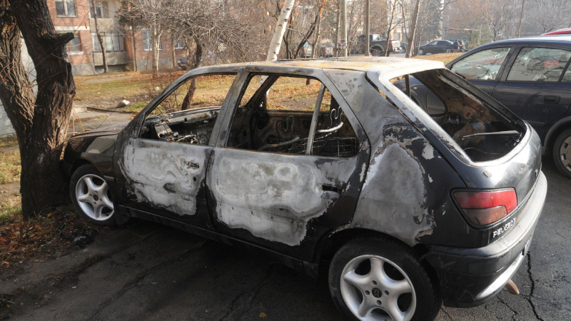 Пет автомобила изгоряха накуп в Благоевград