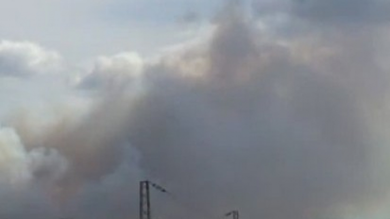 Страхотен пожар бушува в покрайнините на Казанлък (ВИДЕО)