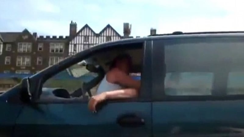 А, така! Заснеха двойка да прави секс в кола, летяща по магистрала (ВИДЕО)
