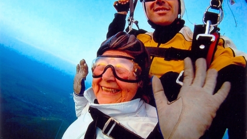 79-годишна баба скочи за 11-и път с парашут