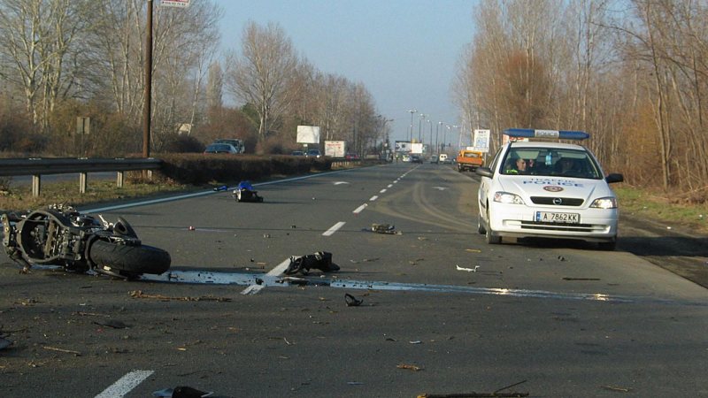 Моторист се заби в дърво и загина край Медковец 