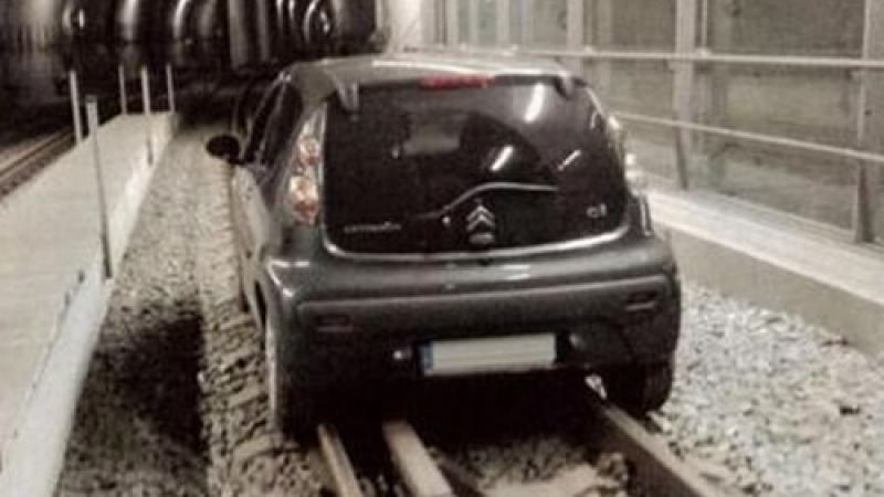 Пиян германец влезе с колата си в метрото