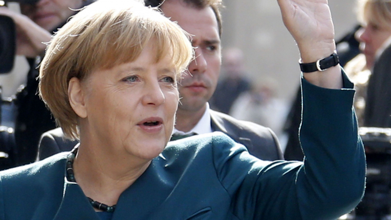 Меркел бе посрещната с викове "предателка" на предизборен митинг
