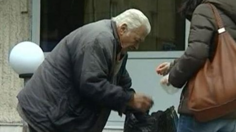 Пенсионер продава гевреци пред НОИ, за да спаси жена си