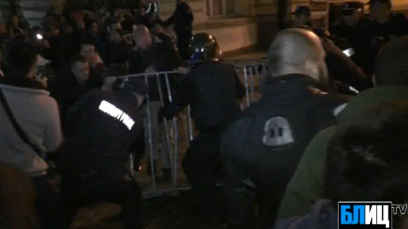БЛИЦ TV: Вижте как протестиращите се опитаха да махнат оградите пред Парламента
