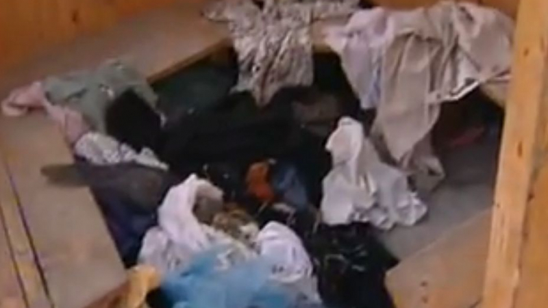 Бежанци изхвърлят дарените дрехи