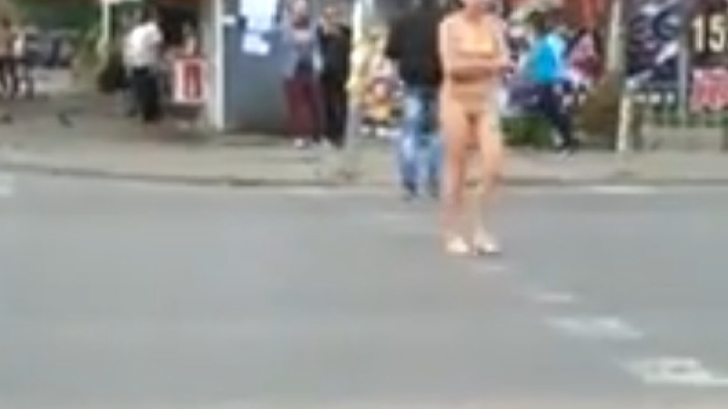Чисто гола на улицата стряска минувачи в Студентски град (ВИДЕО)
