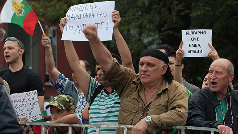 Протестиращи и контри със свирки и плакати обикалят парламента