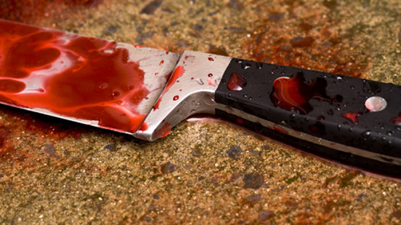 Два окървавени кухненски ножа намерили родителите на Искрен в дома си