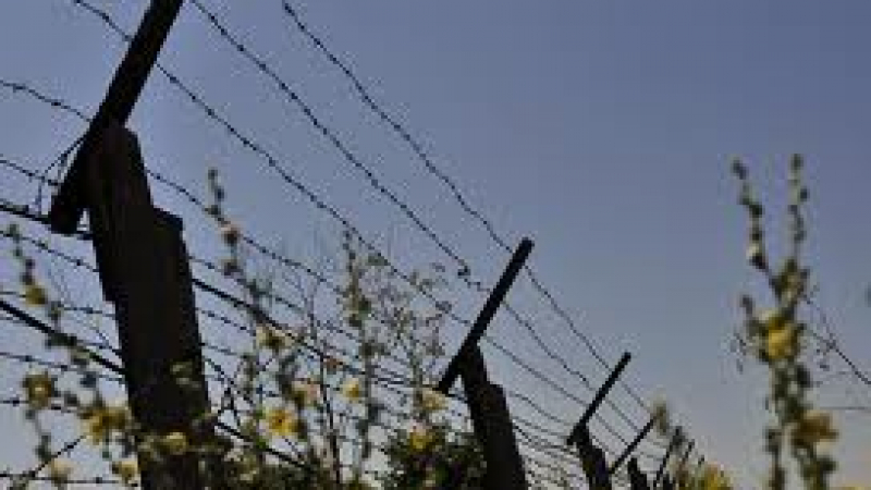 Войници опъват телена ограда по границата с Турция