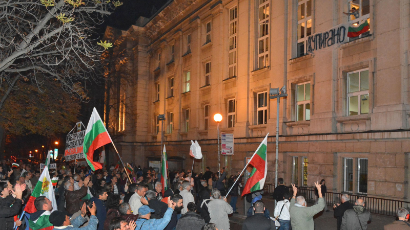 Протестът блокира кръстовището пред Софийски университет