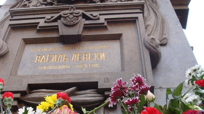 Оперативна информация сочи рецидивист за поругаването на паметника на Левски