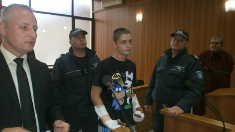 Иван ограбил съученика си, след като го клал с нож