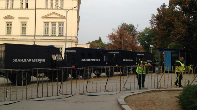 Метални заграждения и жандармерийски коли опасаха парламента