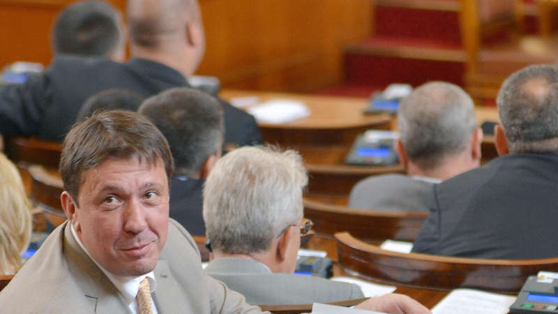 Парламентът смекчи внесеното от “Атака” предложение за санкции за отсъствия