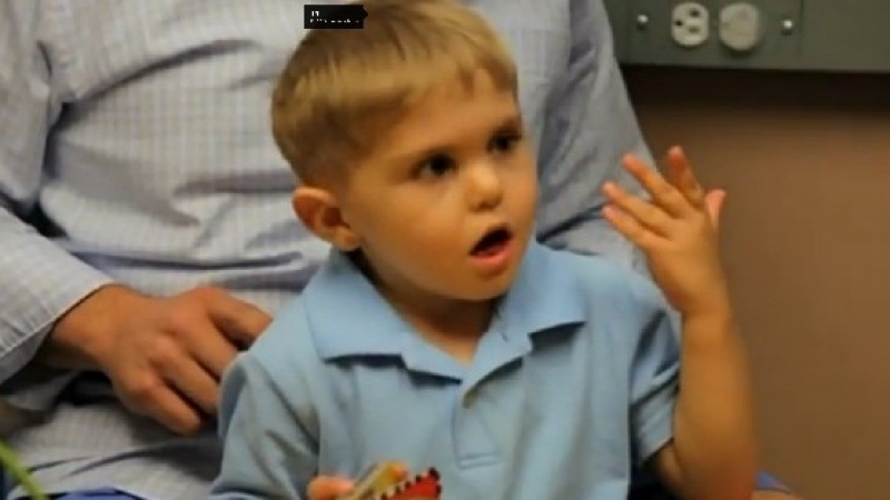 Трогателно: Глухо момченце чу гласа на баща си за първи път (ВИДЕО)