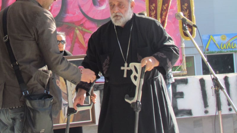 Свещеник обвини митрополит Николай в национално предателство