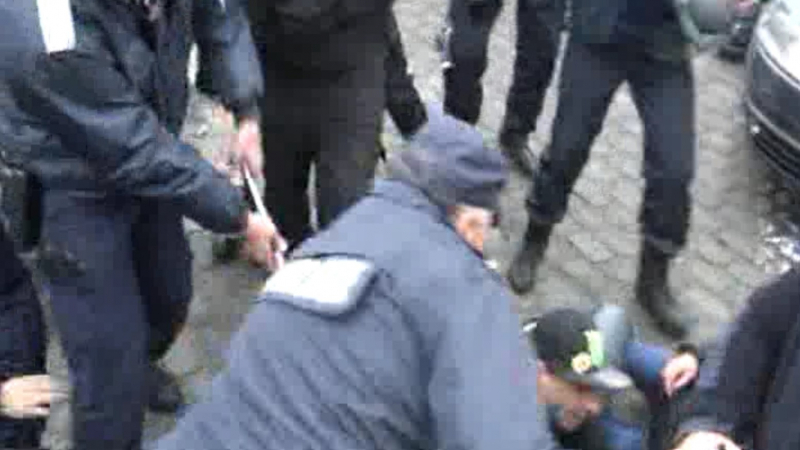 БЛИЦ TV: Ченгета раздават колена и влачат хора пред излизащи от парламента коли