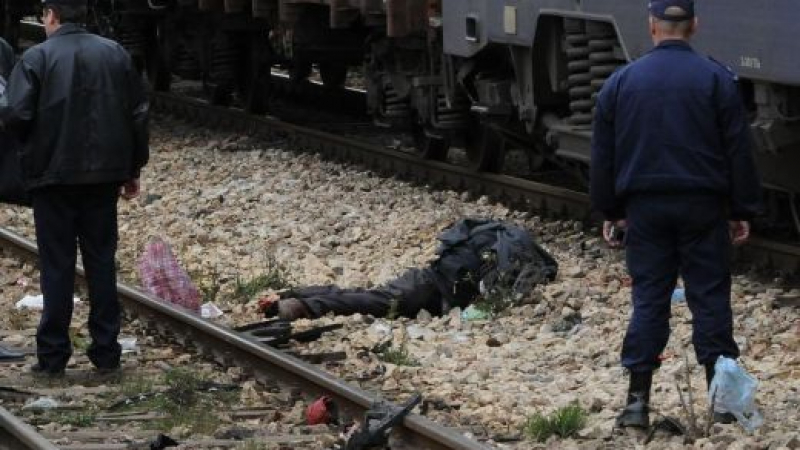 Тежко ранен мъж на релсите спря два влака