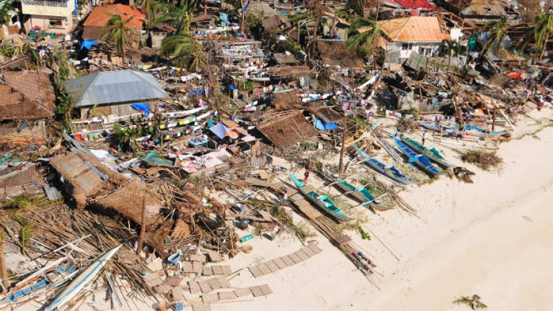 Жертвите на тайфуна във Филипините са близо 4500 души