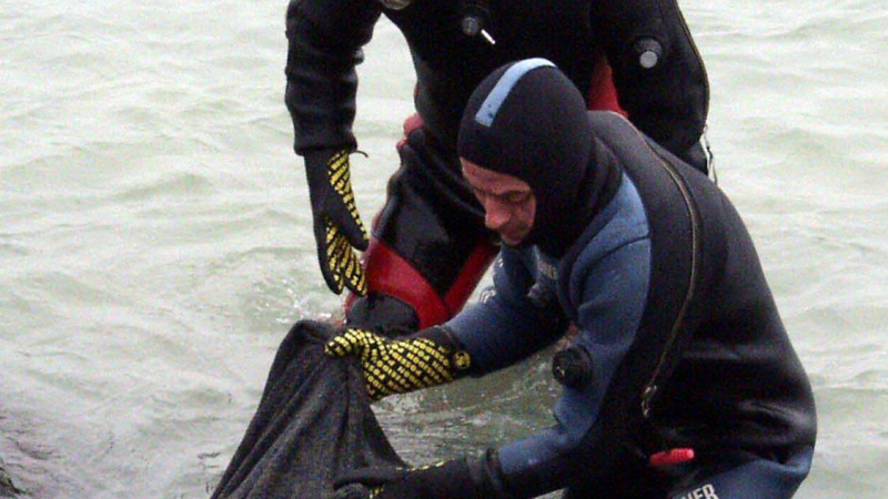 Страшна трагедия и истинско чудо с двама рибари в бурното море край Китен! СНИМКИ