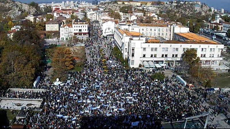 ГЕРБ се включи в състезанието - няколко хиляди на площада в Пловдив