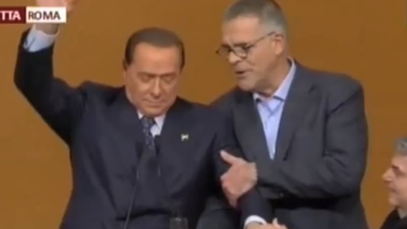 Берлускони припадна по време на реч пред своята партия