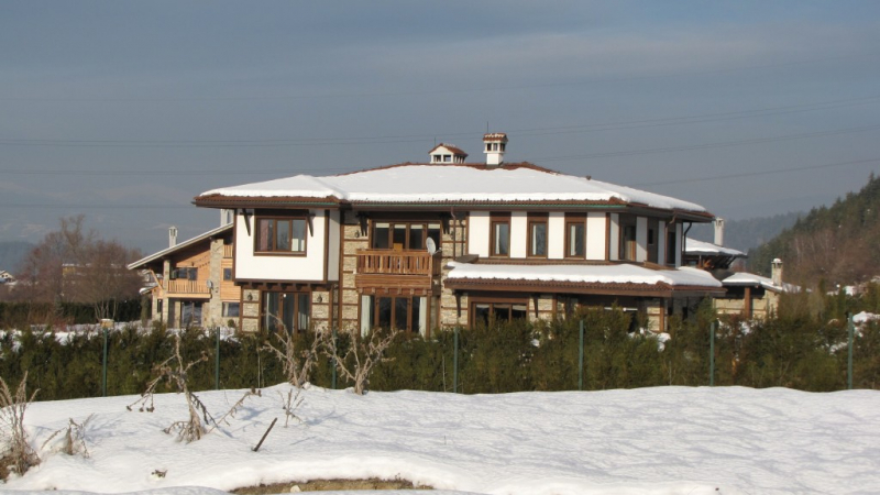 Луксозен затворен комплекс заформили братя Прокопиеви и Плевнелиев в село Баня