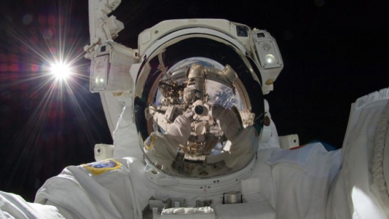 Астронавти от НАСА излизат в открития космос 