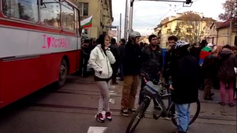 БЛИЦ TV: Тапа на &quot;Дондуков&quot; с блокирани трамваи и вехт автобус