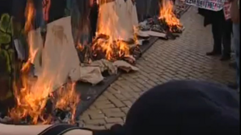 Подпалиха барикадите пред Народното събрание!