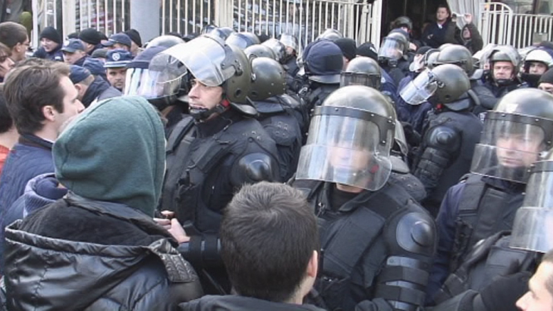 Ексклузивно в БЛИЦ TV: Студенти в челен сблъсък с полицията