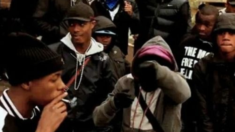 Първо в БЛИЦ: Африканци с бръсначи преследват момчета в столицата