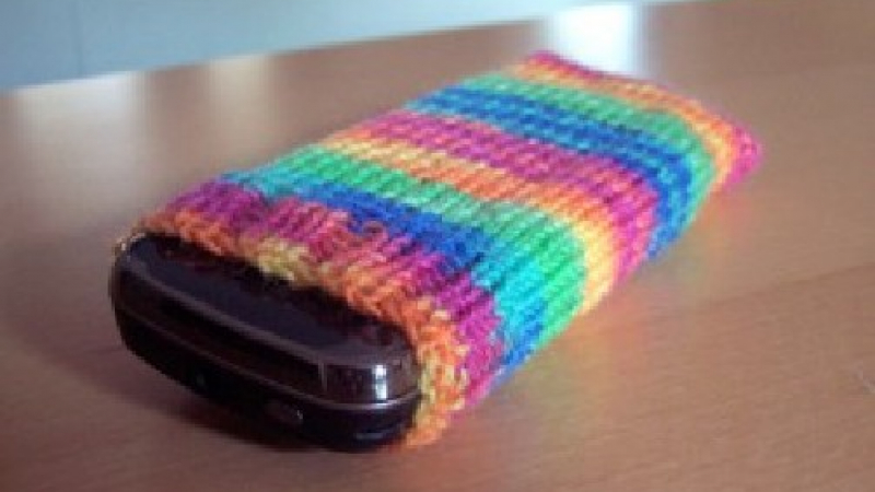 Плетени калъфи за телефони от БГ баби - хит по света