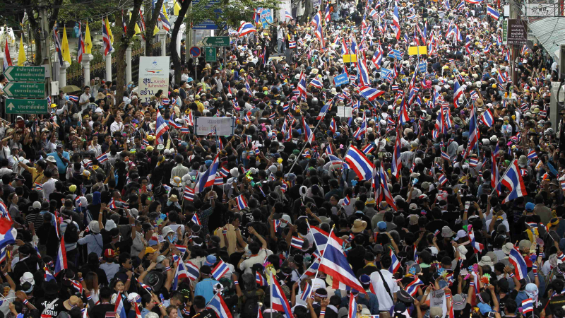 Банкок окупиран от 100-хиляден митинг (СНИМКИ/ВИДЕО)
