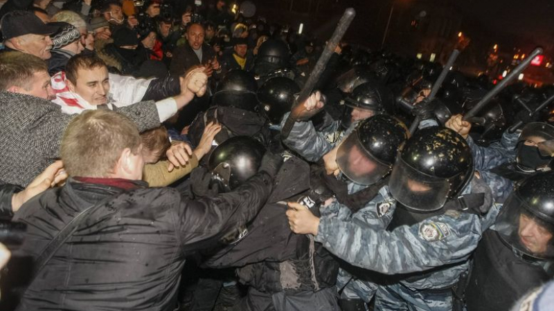 Опозицията: Провокатори се сбиха със спецчастите в центъра на Киев