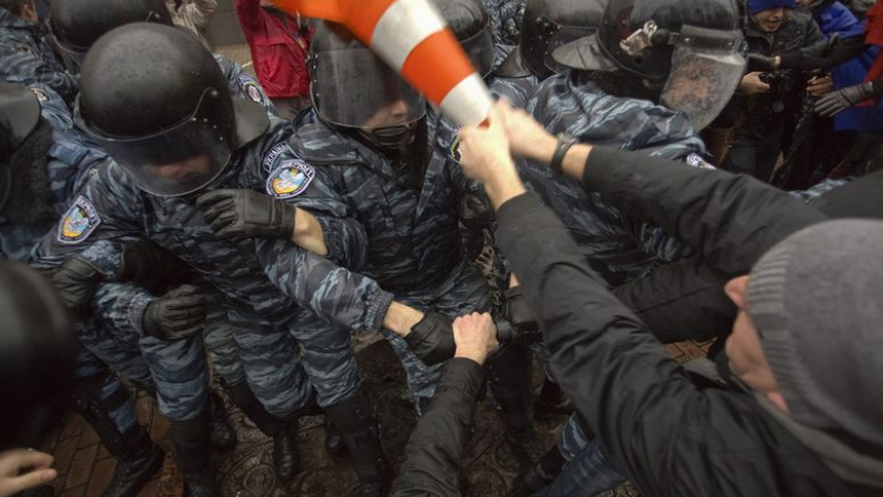 Кръв се лее в Киев! Има пострадали при сблъсъците на демонстранти с полицията 