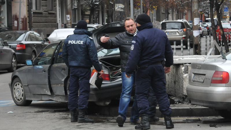 Първо в БЛИЦ: Жена приклещена в катастрофирала кола в центъра на София