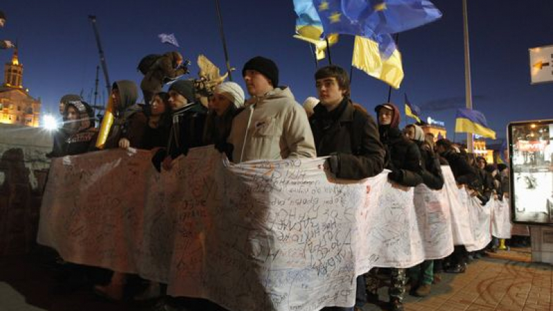 Властите в Украйна потушават протестите с биологично оръжие 