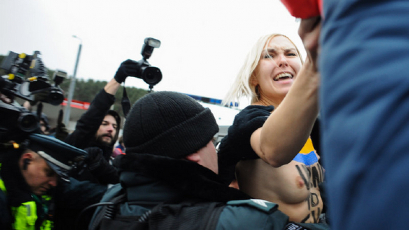 Активистка на &quot;Фемен&quot; атакува срещата &quot;Източно партньорство&quot; във Вилнюс