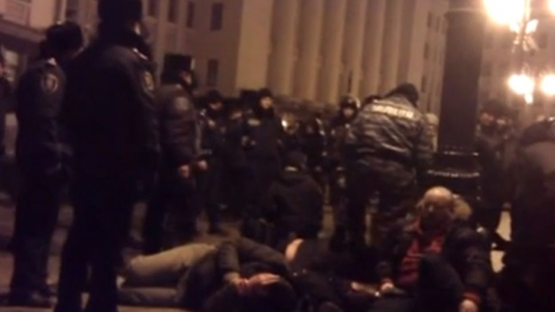 Вижте как „Беркут“ пребиват задържани демонстранти в Киев (ВИДЕО)