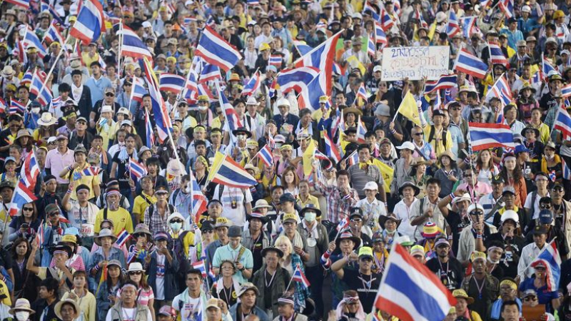 Премиерът на Тайланд разпусна парламента преди „битката за революцията“