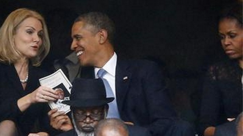 Обама не само хихикал, но и палаво потупвал датската премиерка на погребението на Мандела 