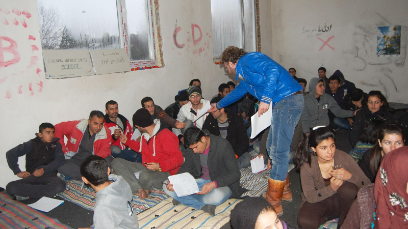 Бежанците в Харманли си направиха училище (СНИМКИ)