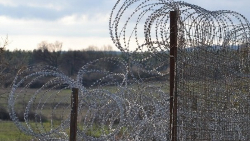 Режем с бръсначи щурмуващите 33-километровата ограда на границата